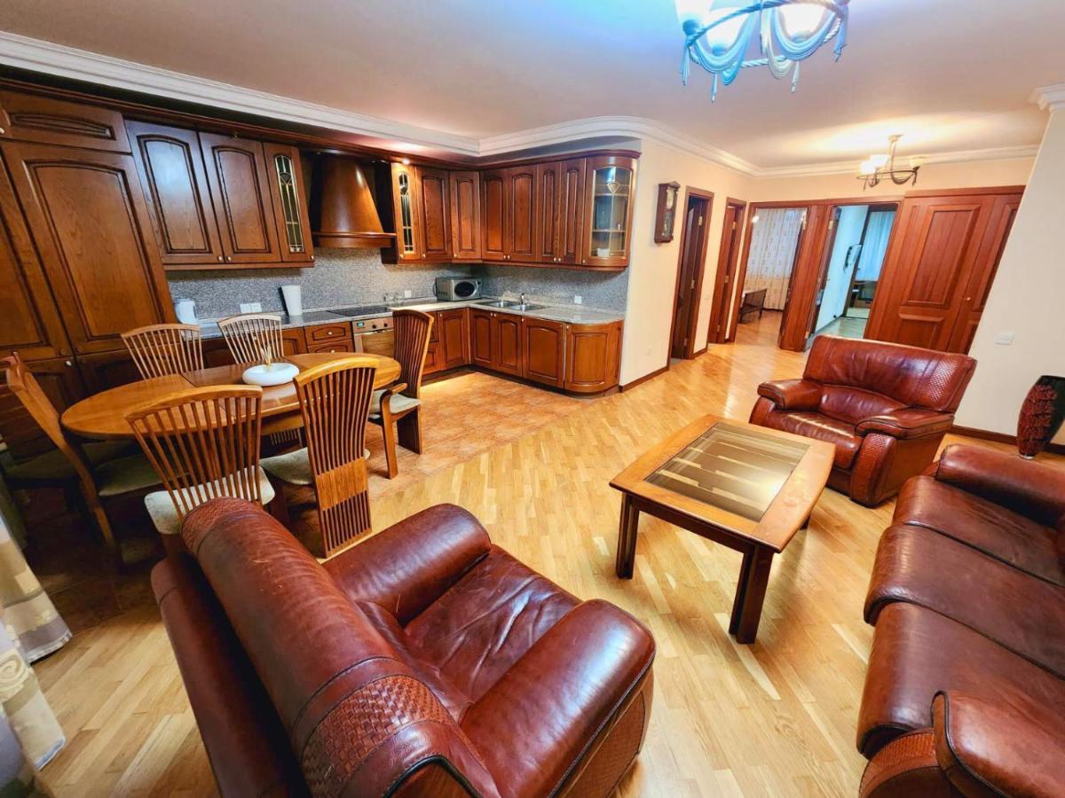 Family Spacious 3 Bedroom Apartment In The Middle Of City Center, Next To North Avenue Yerevan Exterior photo