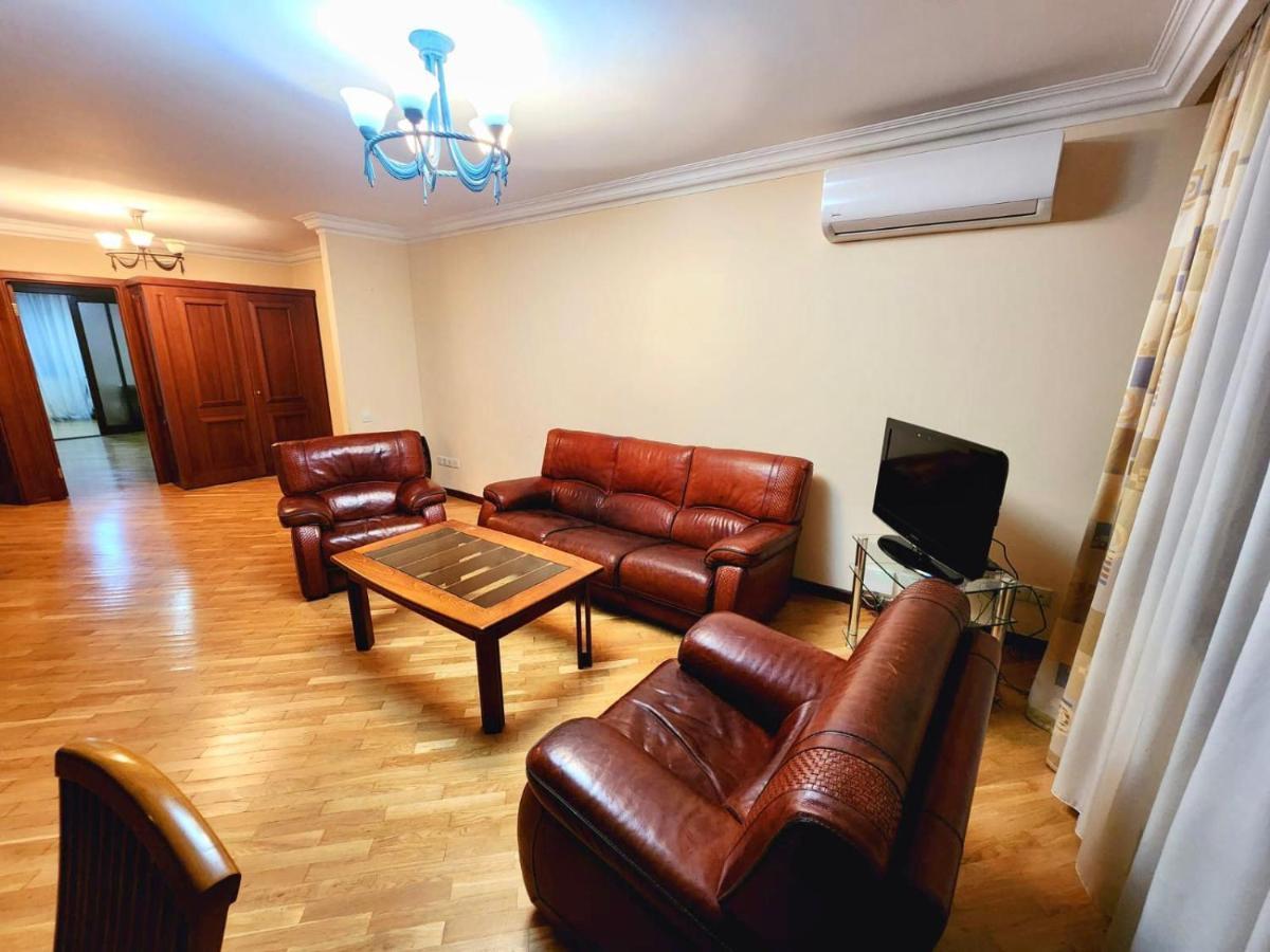 Family Spacious 3 Bedroom Apartment In The Middle Of City Center, Next To North Avenue Yerevan Exterior photo